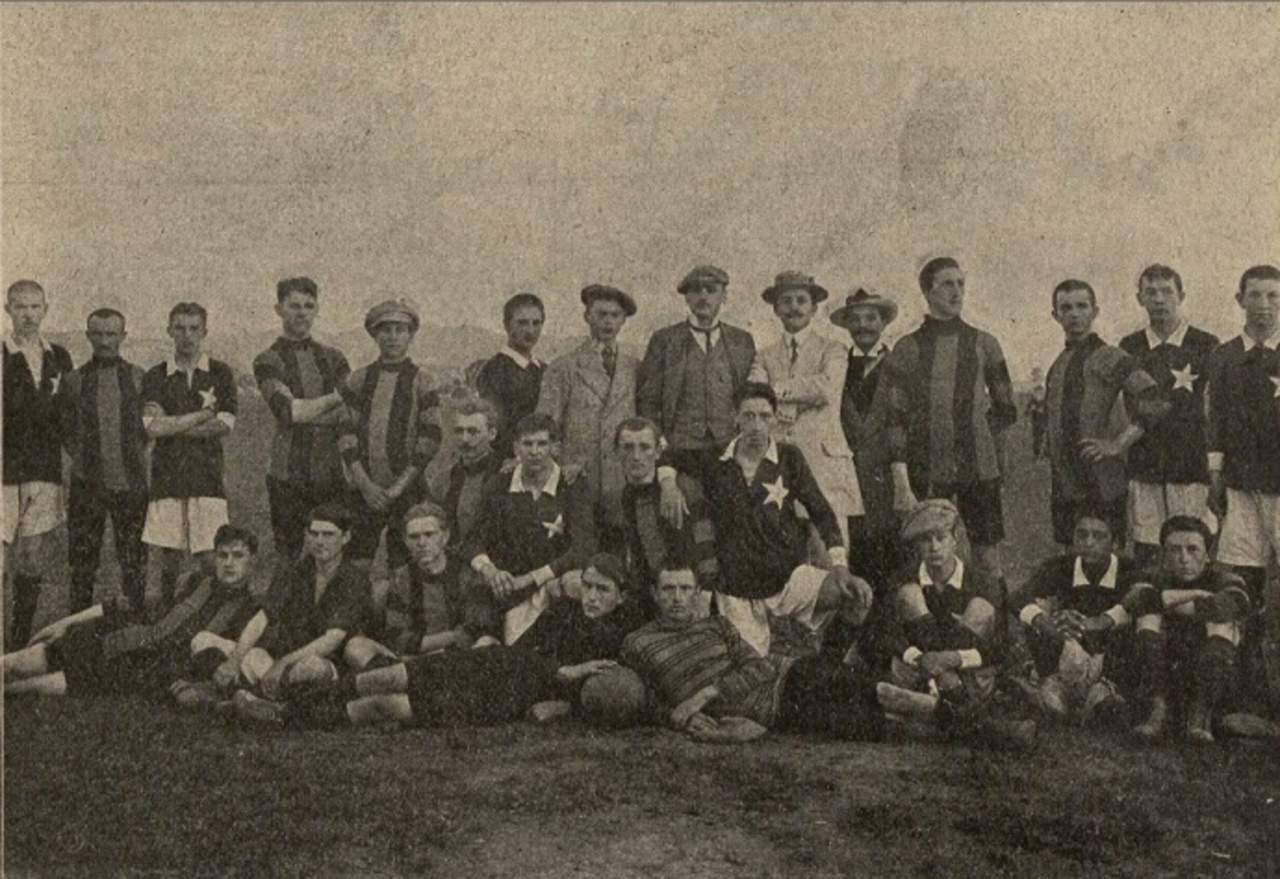 Pierwsza fotografia drużyny Sandecji z 1911 r. Z gwiazdą na piersi piłkarze Grunwaldu Nowy Sącz Pierwsza fotografia drużyny Sandecji z 1911 r. Z gwiazdą na piersi piłkarze Grunwaldu Nowy Sącz