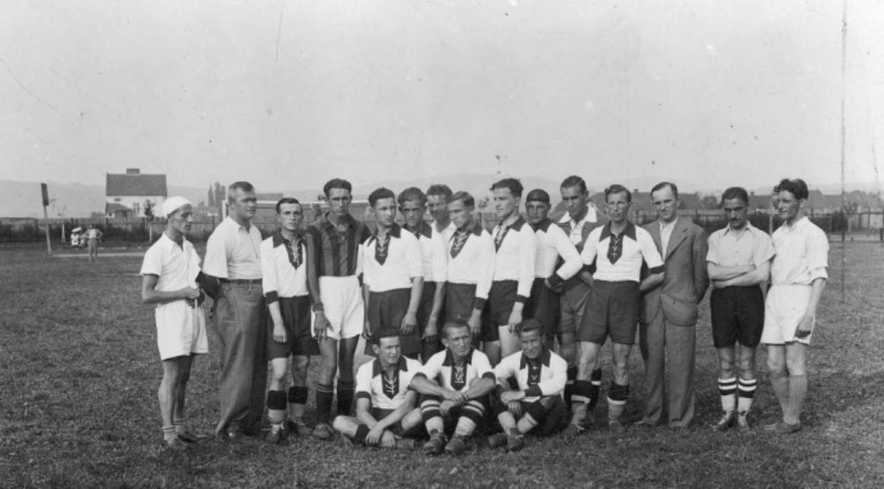 Piłkarska drużyna Sandecji z 1937 r. Piłkarska drużyna Sandecji z 1937 r.